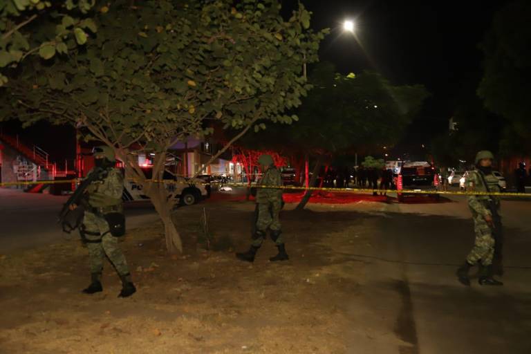 Privan de la libertad a dos personas, incendian 2 vehículos y vandalizan negocio, en primeras horas de este domingo