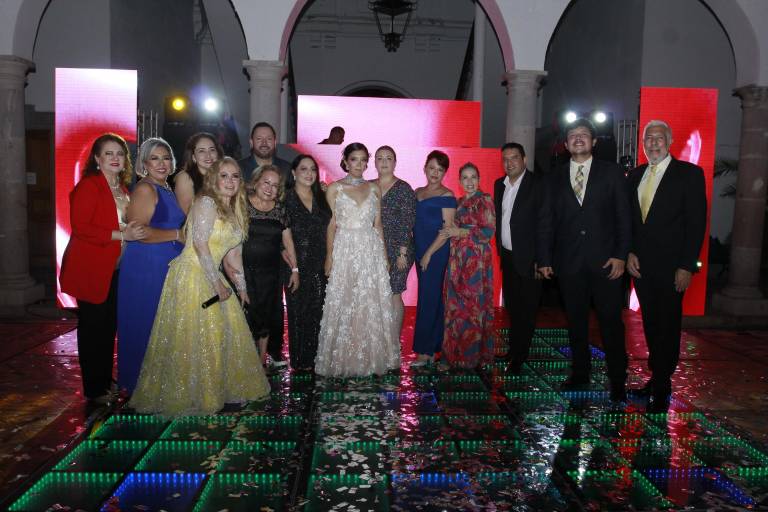 Celebra Yumira que ya es licenciada en Diseño Gráfico y Animación