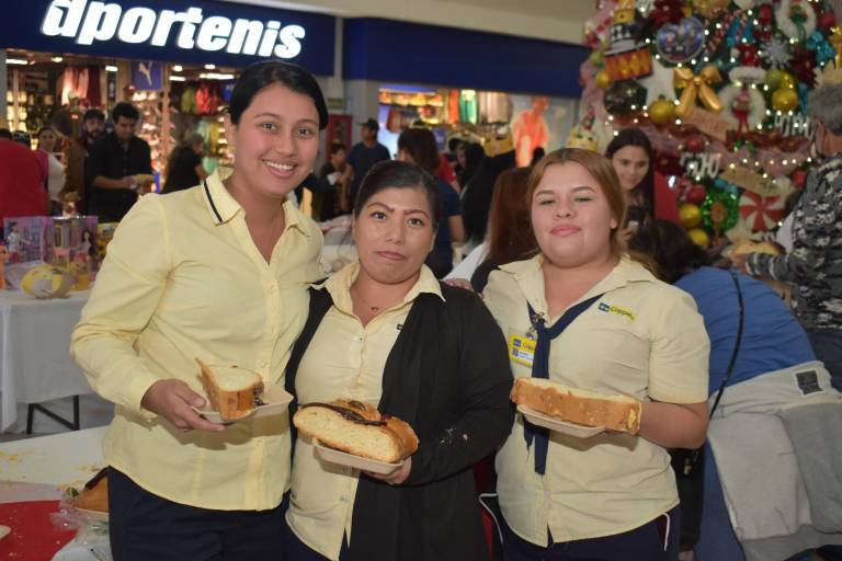 Degustan clientes de Grupo Ley su tradicional Rosca de Reyes