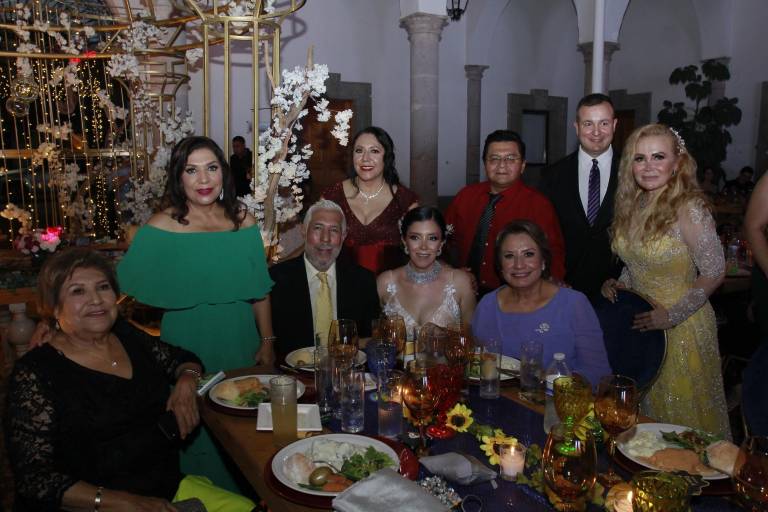 Celebra Yumira que ya es licenciada en Diseño Gráfico y Animación