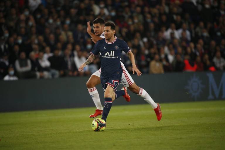 El PSG vence 2-1 al Olympique Lyon con un Messi a la espera de brillar en Francia
