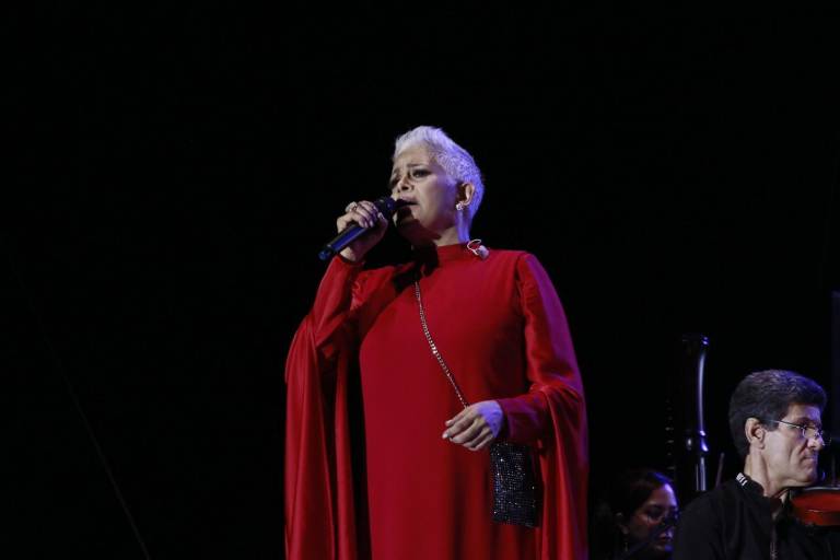 Cantan y bailan culiacanenses junto a Eugenia León y la OSSLA