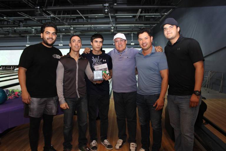 Participan en Torneo de Boliche con Causa