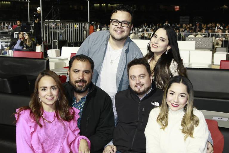 Cantan y bailan sinaloenses junto a Christian Nodal en su concierto en Culiacán