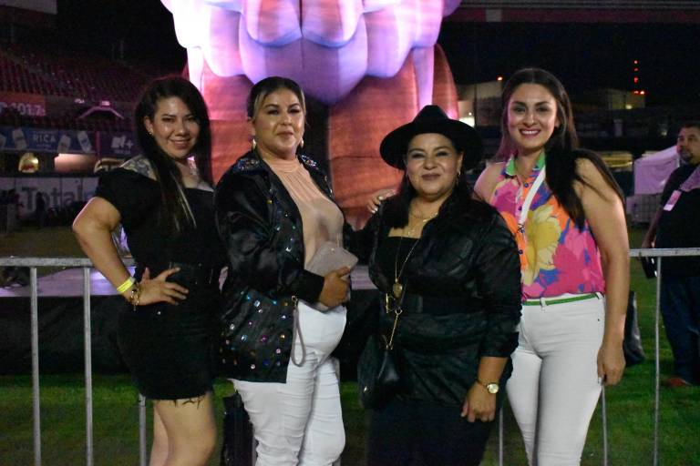 Disfrutan culiacanenses el espectáculo de Carin León en el Estadio de Los Tomateros