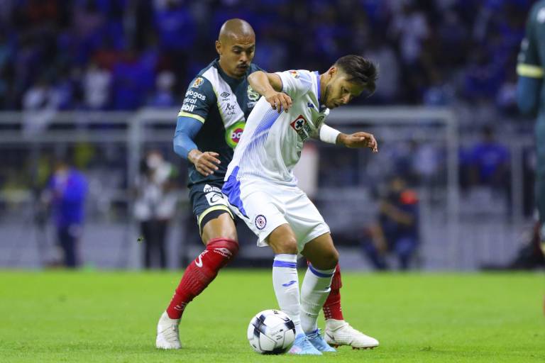 Hat-trick de Aristeguieta regresa el liderato a Puebla y alarga caída de Cruz Azul