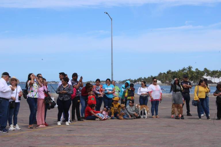 Ser parte de la historia: turistas y locales presencian el eclipse desde el Malecón de Altata