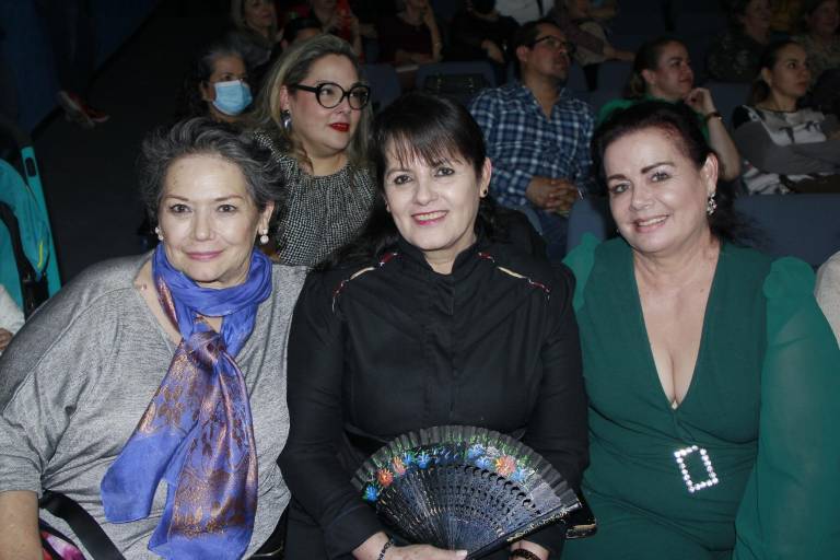 Brindan homenaje a Meche Montoya por 66 años como modista de alta costura