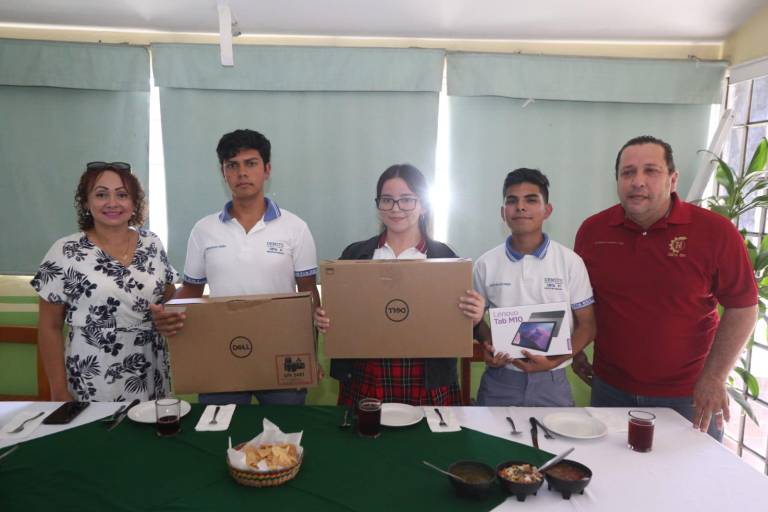 Premia CBTIS 51 a sus alumnos destacados en varias competencias
