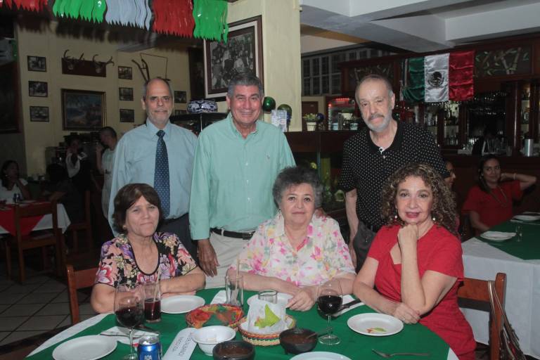 Deleitan Óscar Gómez y Andrea Rice con su voz en Noche Mexicana