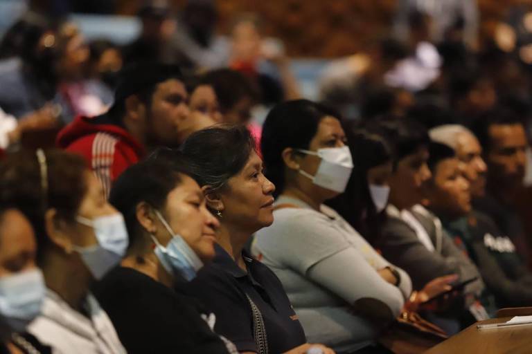 Padres de Ayotzinapa exigen reunión con AMLO