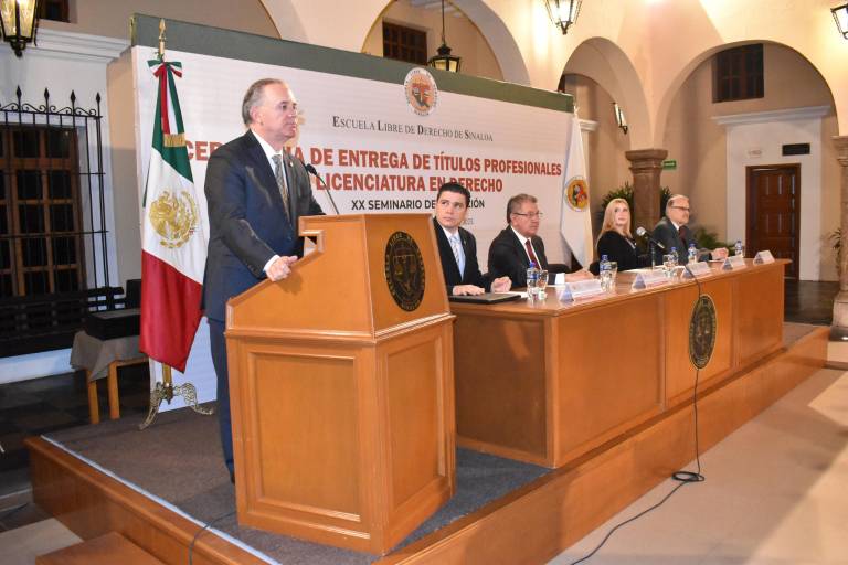 Obtienen su título como licenciados en derecho
