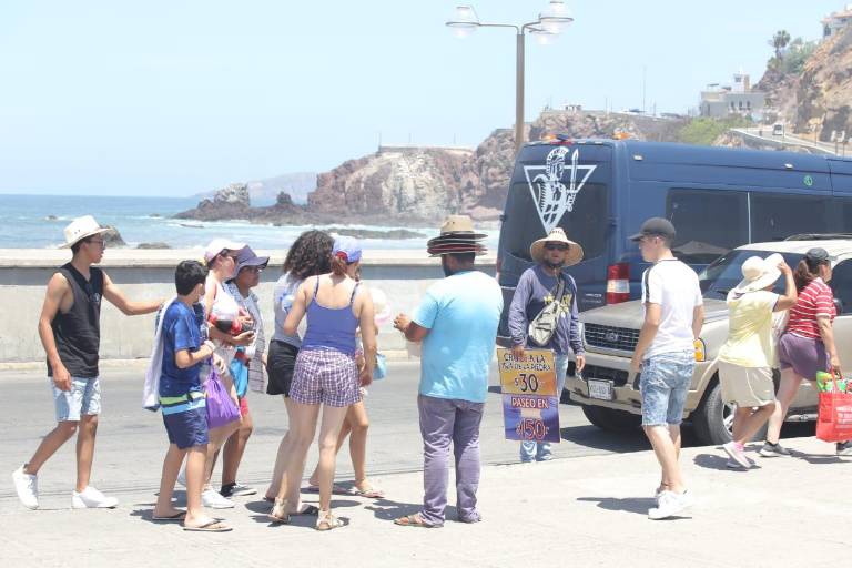 En Mazatlán, el calor lleva a la playa a turistas y porteños