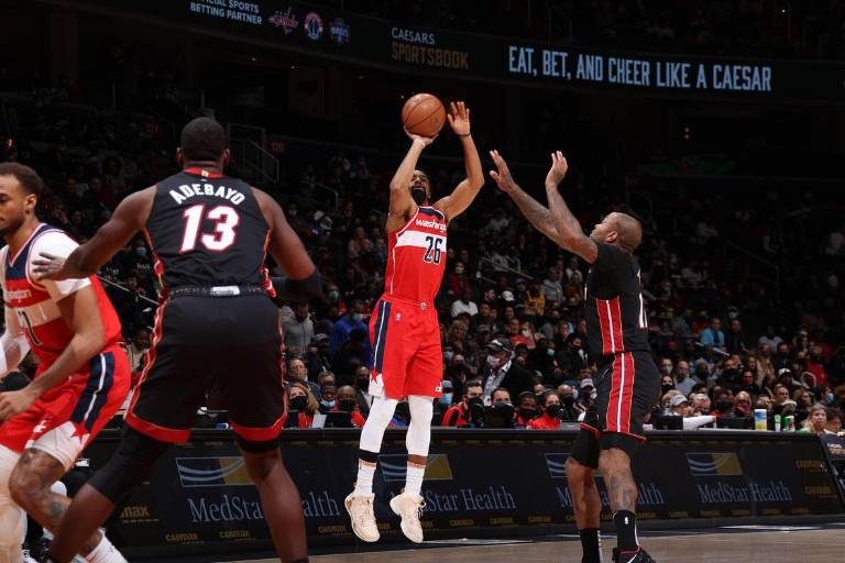 Washington Wizards vence a Miami Heat con una remontada furiosa a puro triple