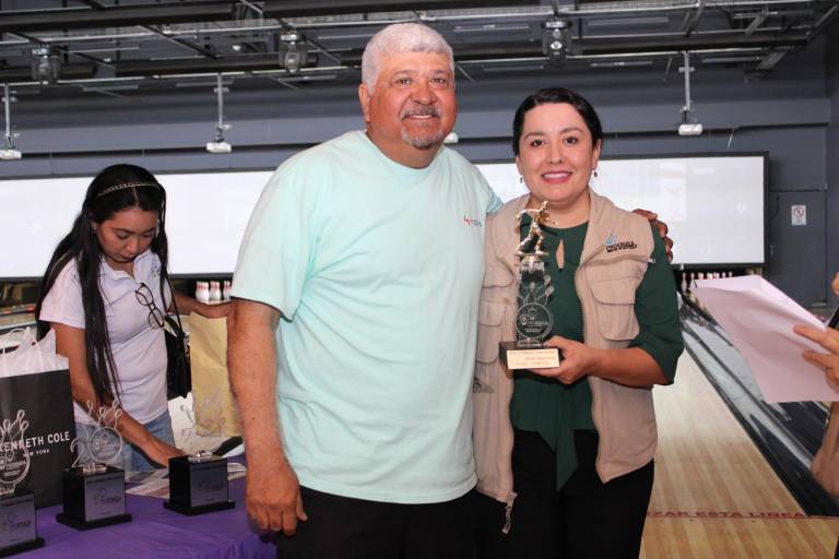 Participan en Torneo de Boliche con Causa