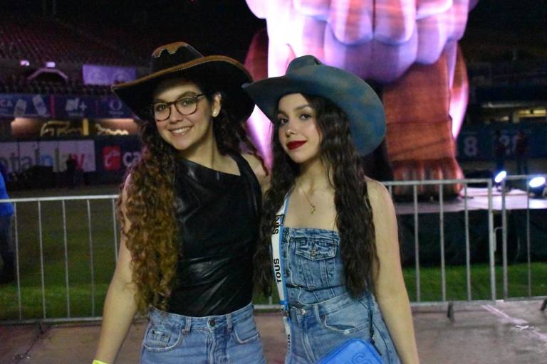 Disfrutan culiacanenses el espectáculo de Carin León en el Estadio de Los Tomateros