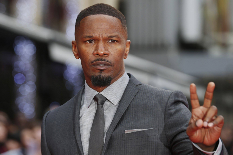 Continua Jamie Foxx hospitalizado, se debate entre la vida y la muerte