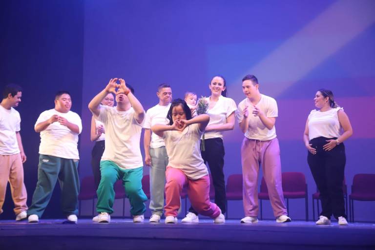 Jóvenes de Downspace regalan show lleno de alegría, baile y canto en el Ángela Peralta