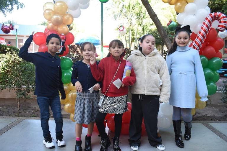 Ríen, cantan y bailan alumnos del Instituto Senda en su posada