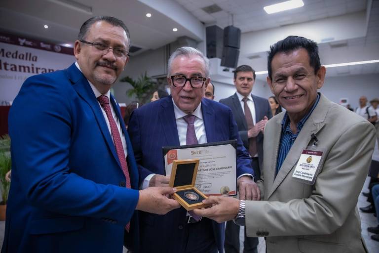 Reconocen a maestros por 40 años de servicio