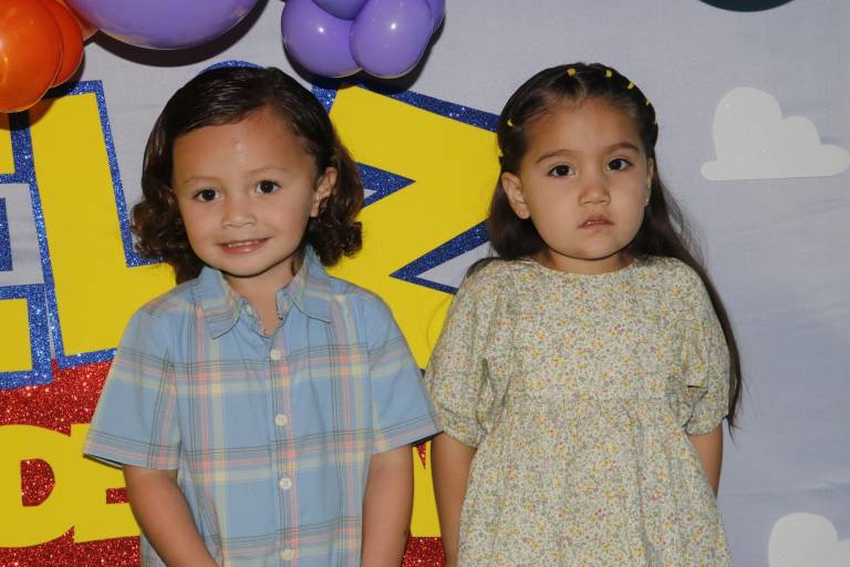 Ríen, juegan y bailan niños del Senda en su día