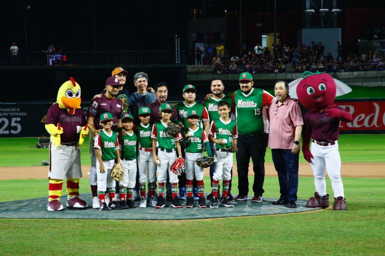 Festejan sinaloenses el inicio de la Temporada de Beisbol 2023-2024