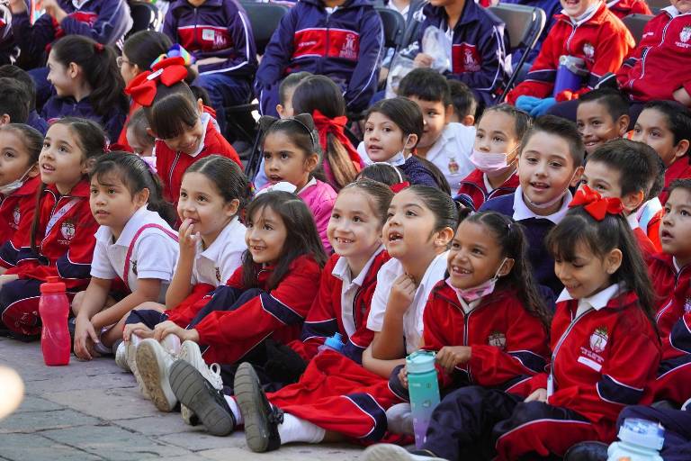 Disfrutan niños mochitenses de libros en historias en la FIL