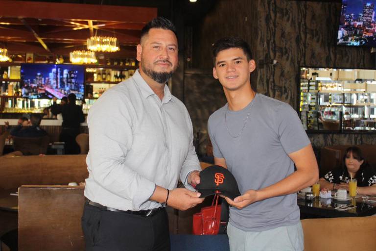 José Carlos Meza firma con los Gigantes de San Francisco