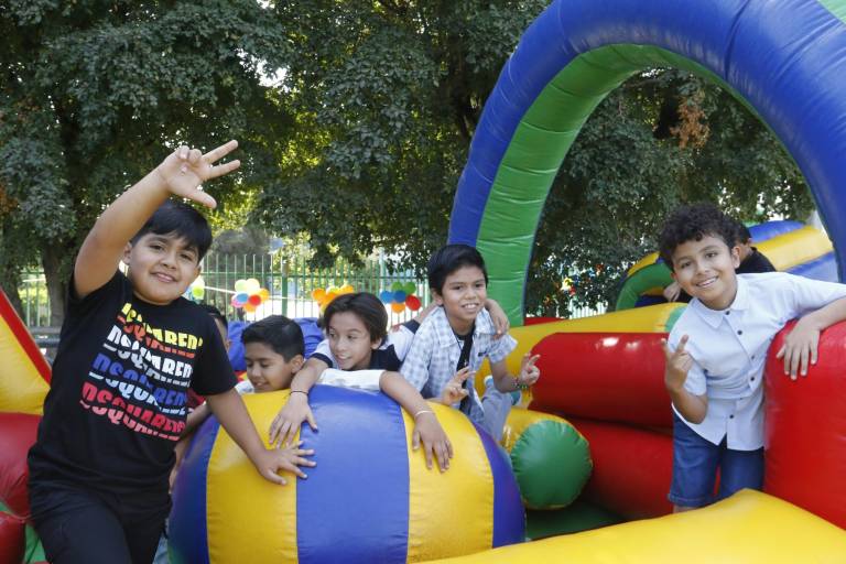 Ríen, juegan y bailan niños del Senda en su día