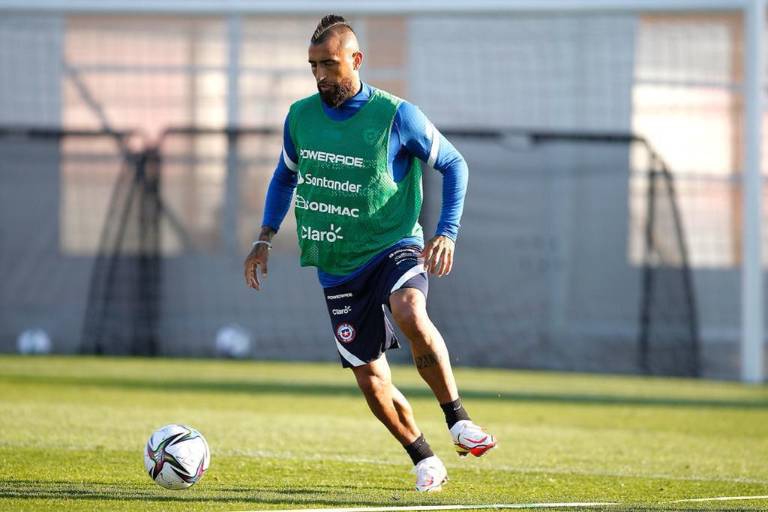 Arturo Vidal es captado borracho haciendo piruetas sobre un Ferrari (VIDEO)