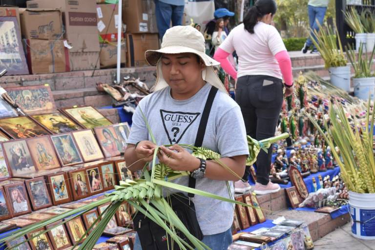 En Catedral, Javier y su mamá tejen las palmas que se bendicen en Domingo de Ramos