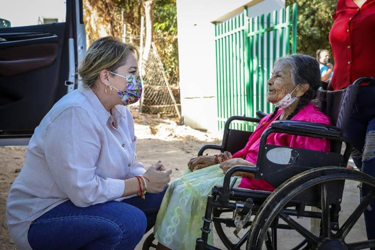 Adultos mayores reciben apoyo