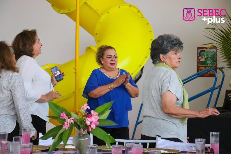 Las consienten en su día en el Colegio SEBEC