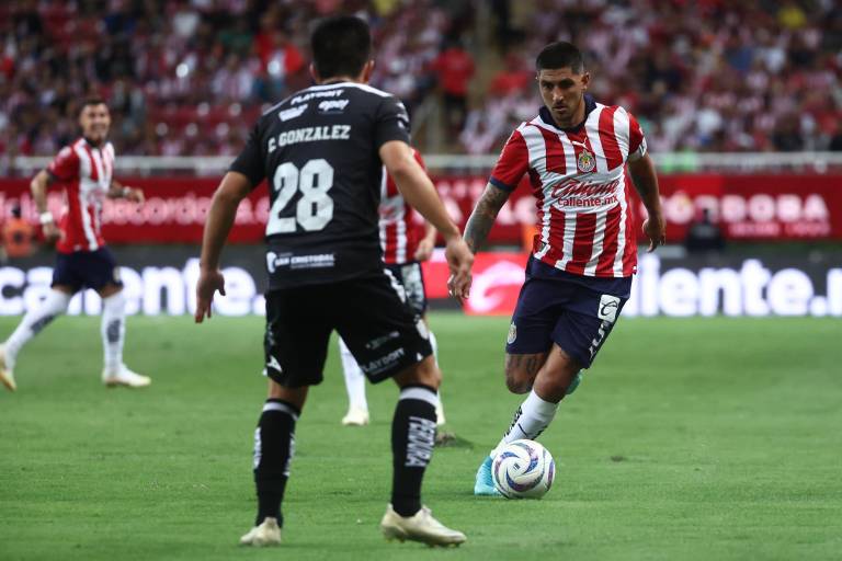 Chivas vence a Necaxa y mantiene su paso perfecto