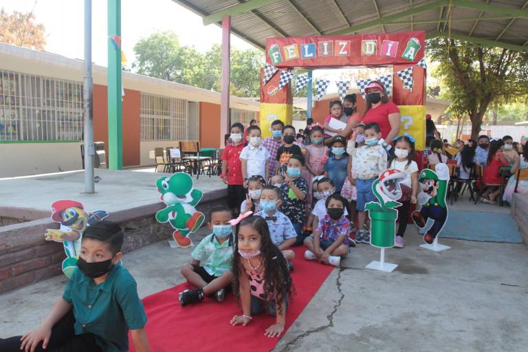 Festejan niños del Kínder México su día