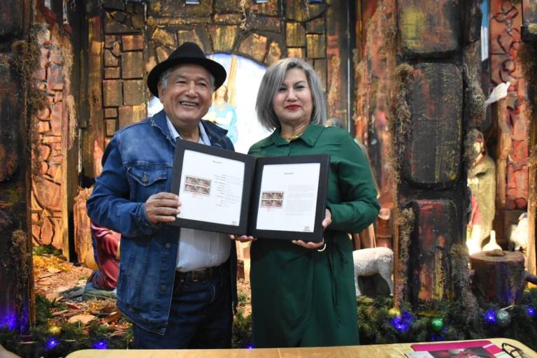 Realizan la réplica de la cancelación de timbre postal navideño