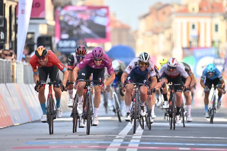Arnaud Démare completa el triplete en el Giro de Italia