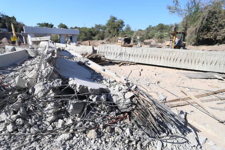Demuelen trabes colapsadas en el puente El Quelite en Mazatlán