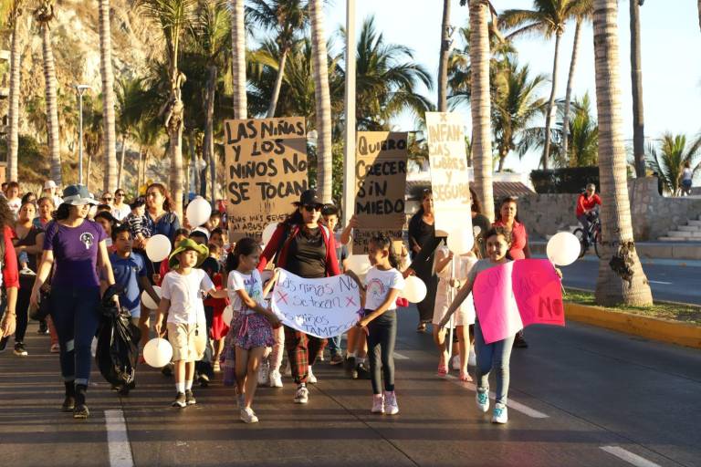 Colectivas hacen caminata para impulsar Ley de Protección a Menores