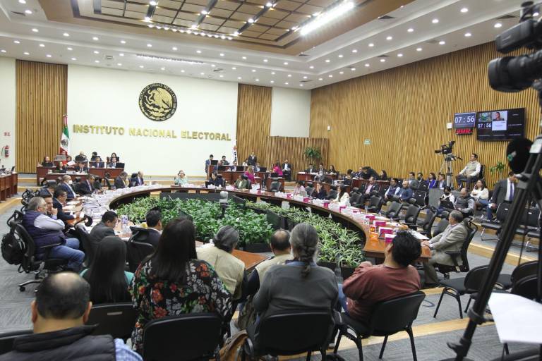 INE renueva autos y camionetas con dos contratos, por $464 millones, asignados al mismo grupo empresarial