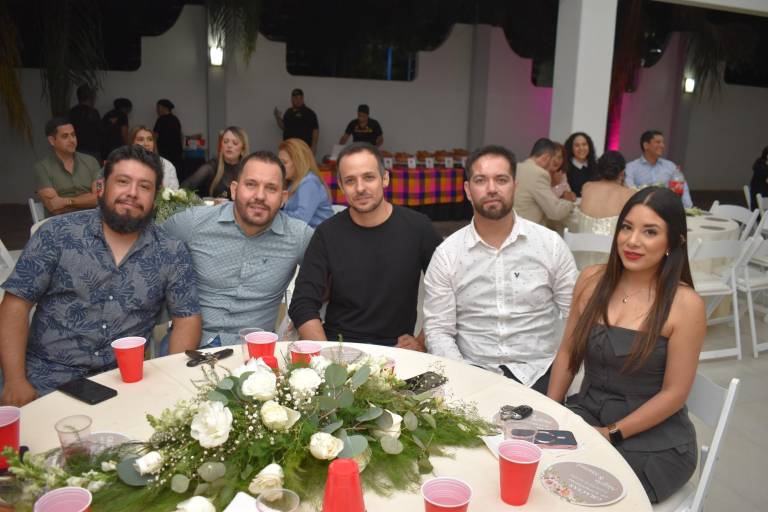 Despiden Alegría Peña y Manuel de Jesús Serrano su soltería