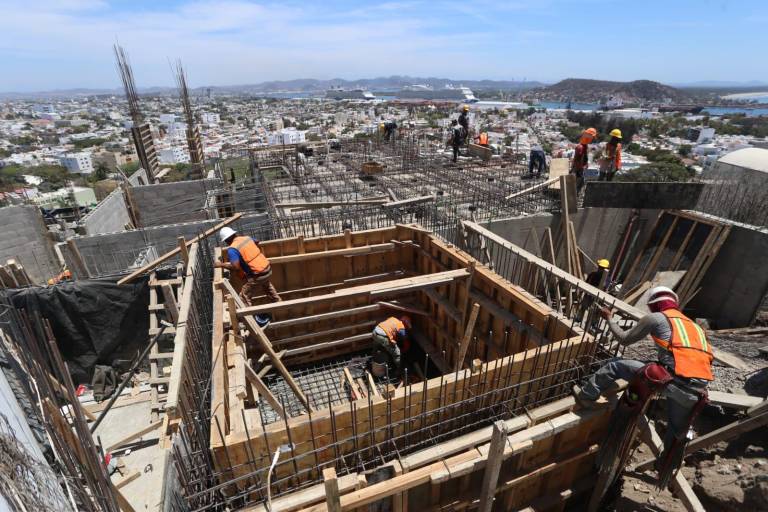 Colonos del Cerro del Vigía detallan irregularidades en construcción de edificio de 9 niveles