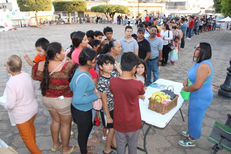 Anuncia Turismo que se entregarán 3 mil lentes para apreciar el eclipse de sol en Rosario