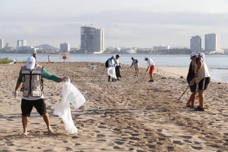 Realizan campaña de playas limpias en la Isla Venados, en Mazatlán