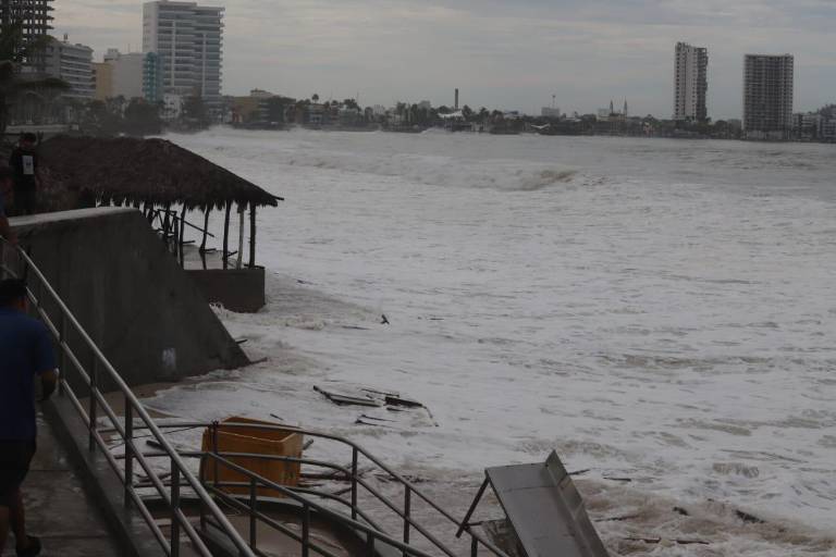 Azota fuerte oleaje la franja costera de Mazatlán tras el paso del huracán Priscilla