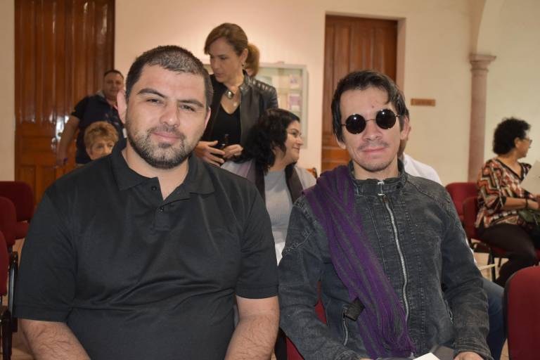 Disfrutan del talento musical del guitarrista Massimo Gatta