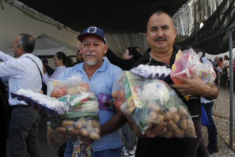 Reciben músicos, meseros y eventistas de Culiacán despensas y juguetes