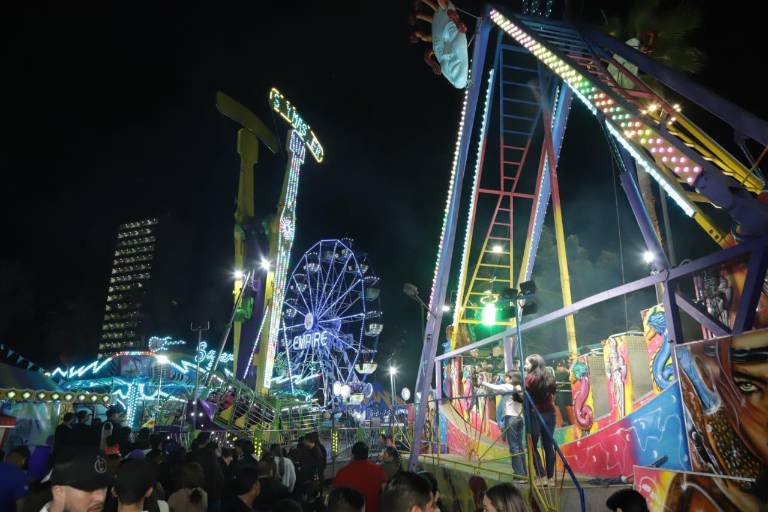 Disfrutan centenares de personas de la Villa Navideña, en Mazatlán, este miércoles