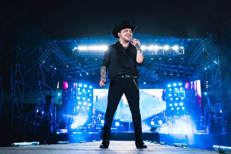 Christian Nodal canta por una buena causa en Mazatlán