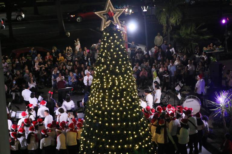 Con música de villancicos iluminan el Árbol Navideño del Isic